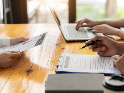 契約を進める様子