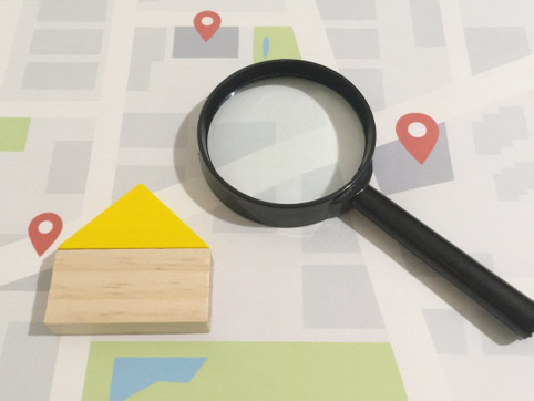 内見する客と案内人