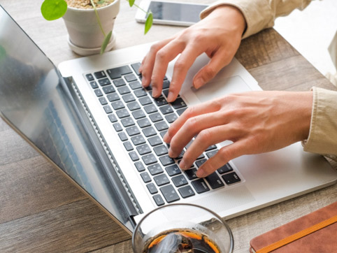 オンラインセミナーを受講する女性